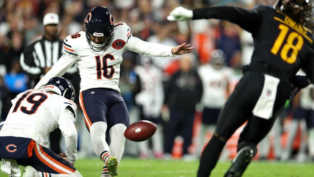 How did a late fumble cost the Commanders the game against the Bears?